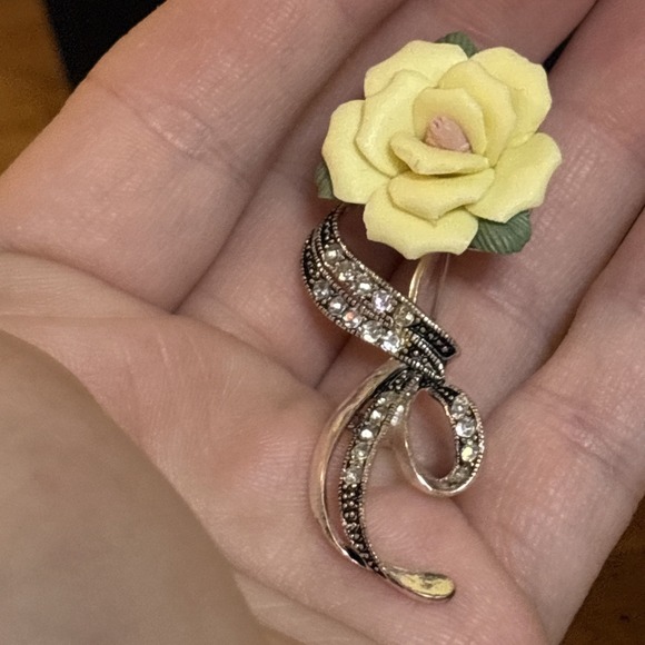 Vintage AVON Porcelain Sweet Yellow Rose Silver Tone & Rhinestone Brooch Pin - Picture 5 of 6